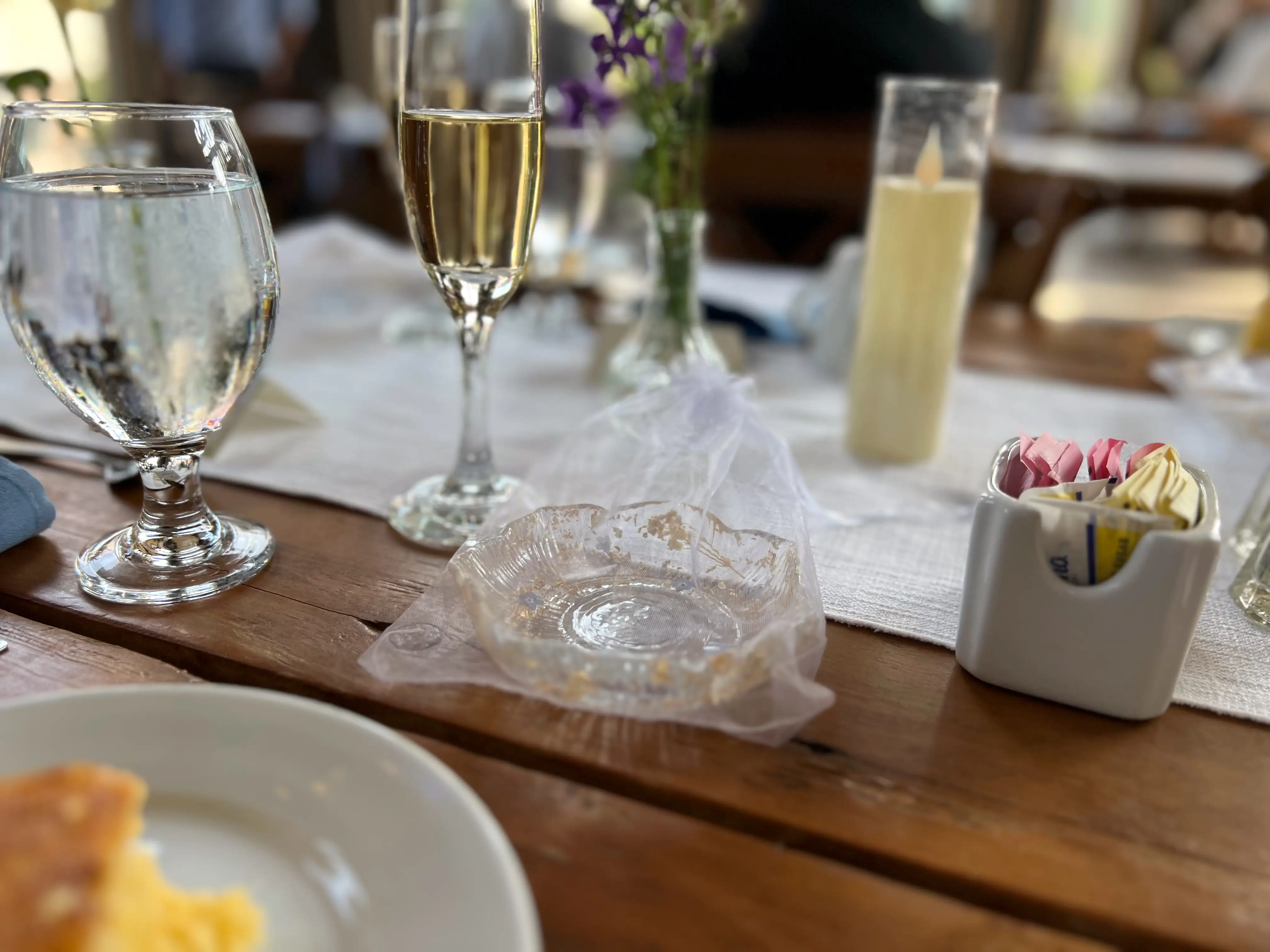 Jeostyle wedding favours — pressed-flower resin coasters and a resin jewellery dish