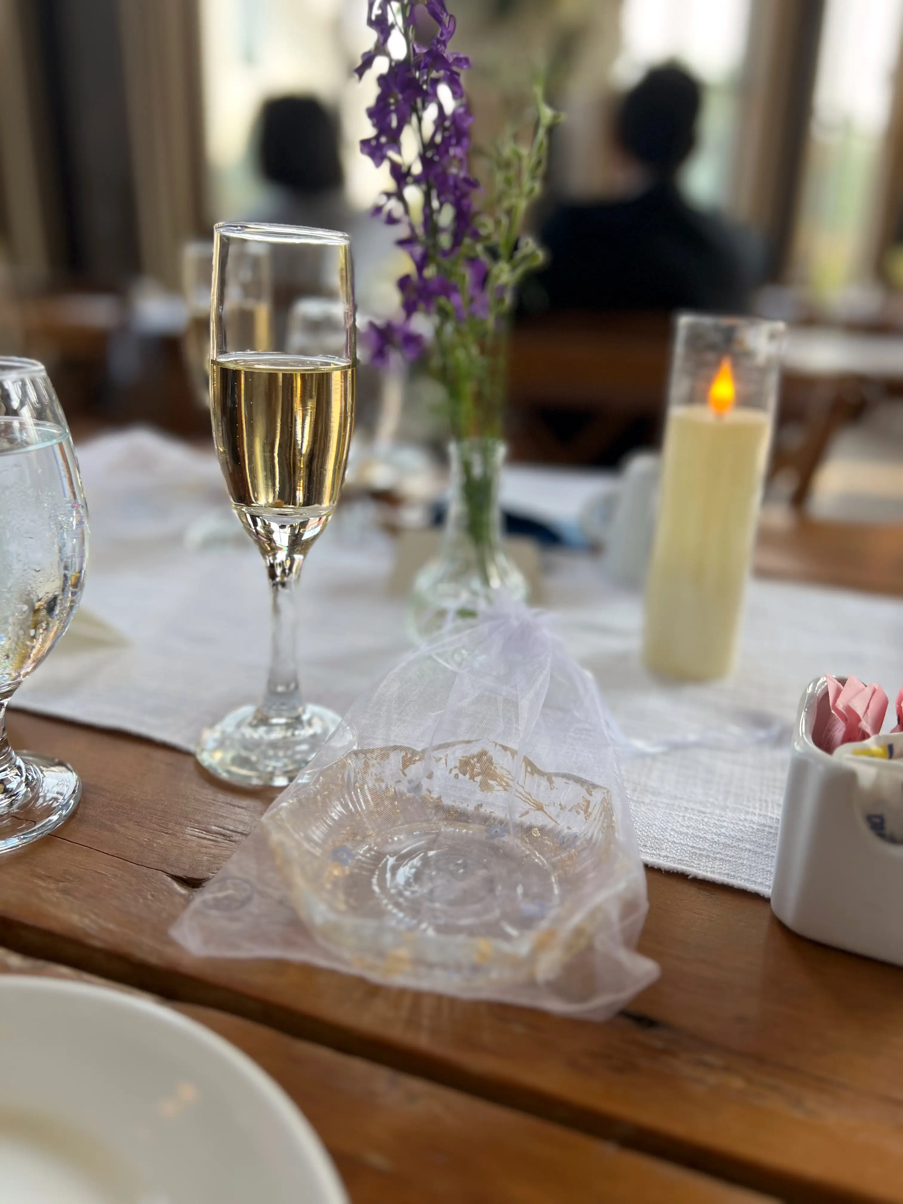 Jeostyle wedding favours — pressed-flower resin coasters and a resin jewellery dish
