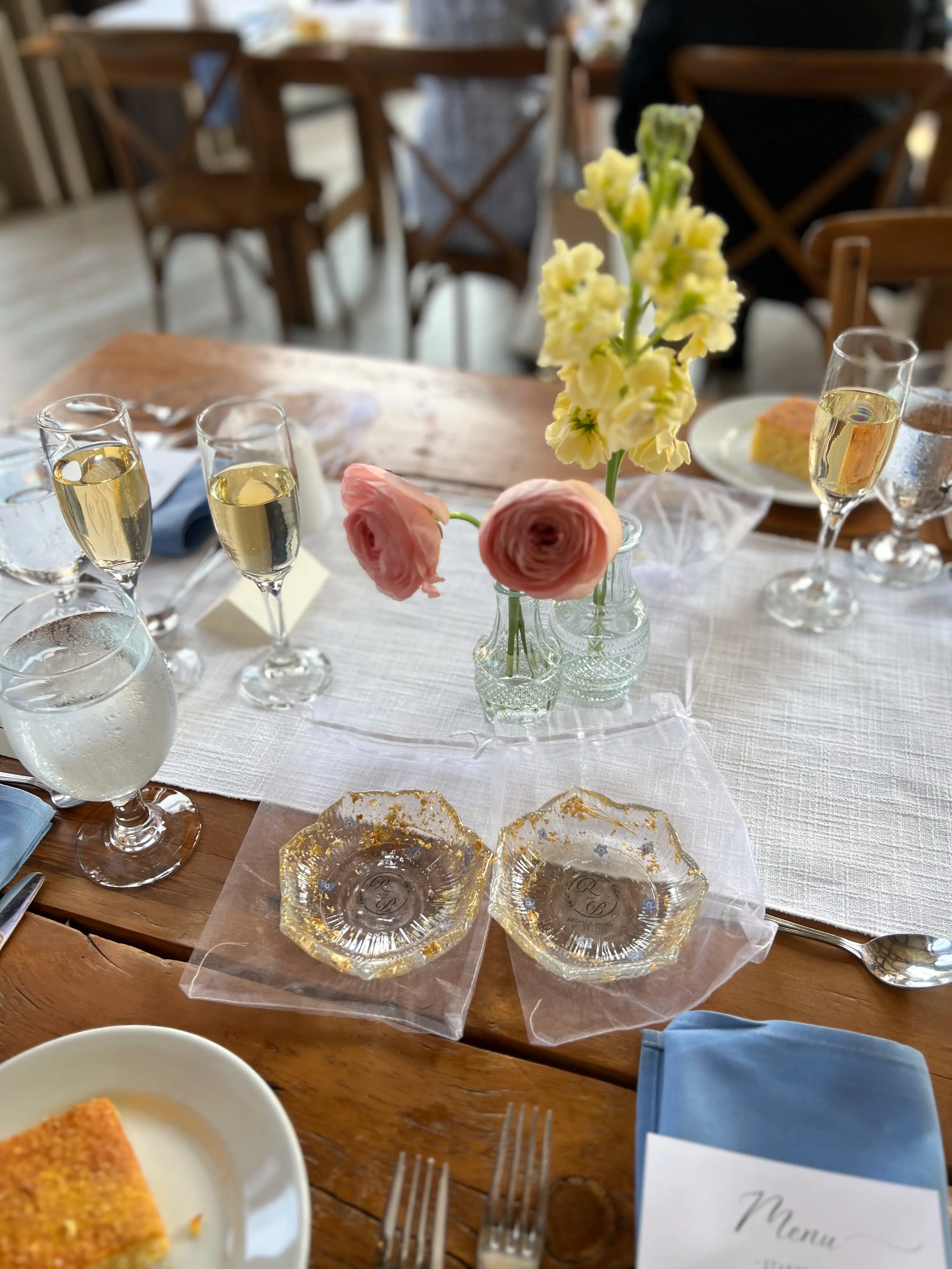 Jeostyle wedding favours — pressed-flower resin coasters and a resin jewellery dish